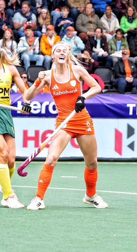 Yibbi Jansen scoort al binnen twee minuten de openingtreffer voor Oranje.