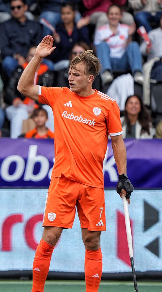 Thijs van Dam juicht nadat hij Oranje weer op gelijke hoogte heeft gebracht tegen India.