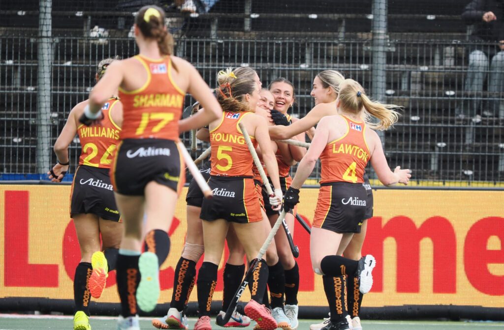 Australië komt verrassend op voorsprong in de wedstrijd.